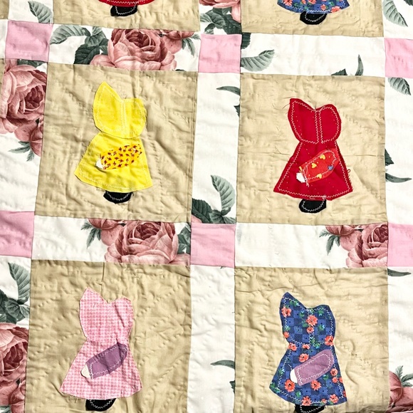 Beautiful Vintage Sunbonnet Sue Appliqued Floral Polka Dot Wall Hanging Quilt - Picture 7 of 16